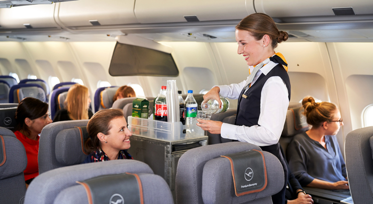 Lufthansa Stewardess an Bord